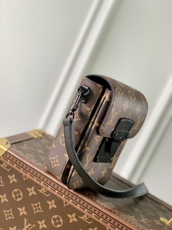 Replica Louis Vuitton S-LOCK VERTICAL WEARABLE WALLET LV M81522 5