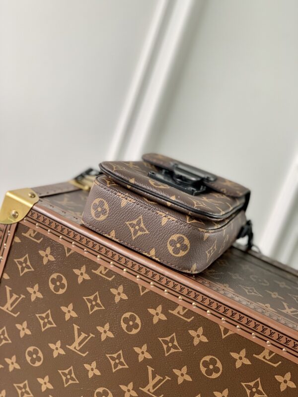 Replica Louis Vuitton S-LOCK VERTICAL WEARABLE WALLET LV M81522 6