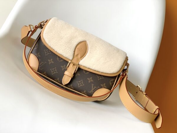 Replica Louis Vuitton LV DIANE Bag M46317 4