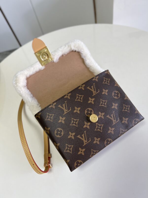 Replica Louis Vuitton LV LOCKY BB Bag M46318 8