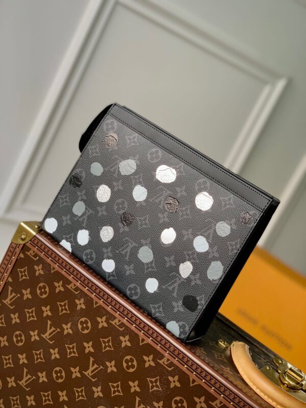 Replica Louis Vuitton LV x YK Pochette Voyage M81934 5