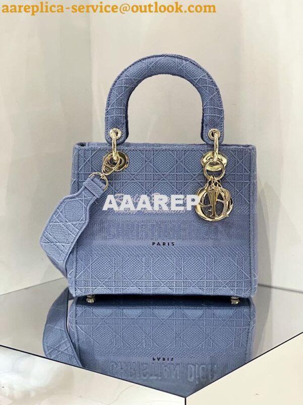 Replica Dior Medium Cloud Blue Lady D-Lite Bag Embroidered Cannage Bag