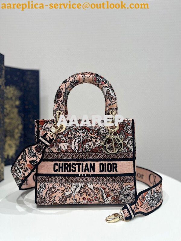 Replica Dior Medium Lady D-Lite Bag Powder Pink Dior Jardin Magique Em 3