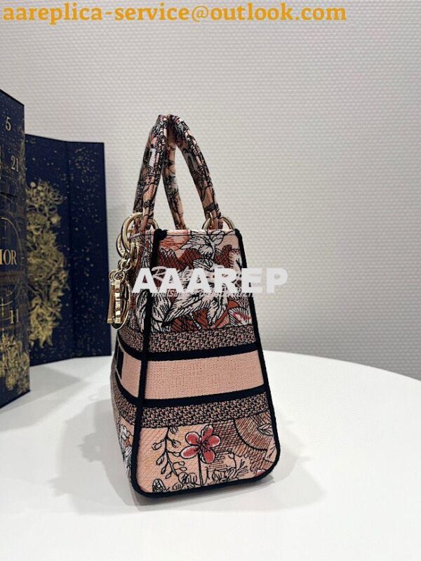 Replica Dior Medium Lady D-Lite Bag Powder Pink Dior Jardin Magique Em 5