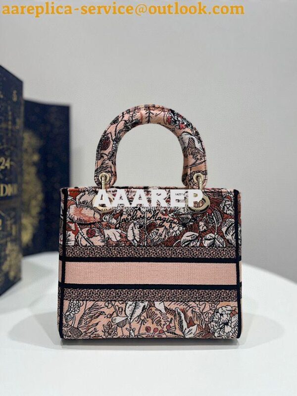 Replica Dior Medium Lady D-Lite Bag Powder Pink Dior Jardin Magique Em 10