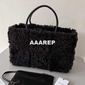 Replica Bottega Veneta BV 652867 Arco Tote Intreccio shearling Black 2