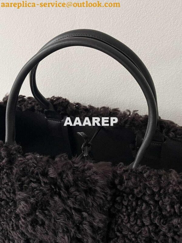 Replica Bottega Veneta BV 652867 Arco Tote Intreccio shearling Black 3