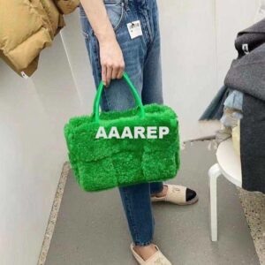 Replica Bottega Veneta BV 652867 Arco Tote Intreccio shearling Green 2