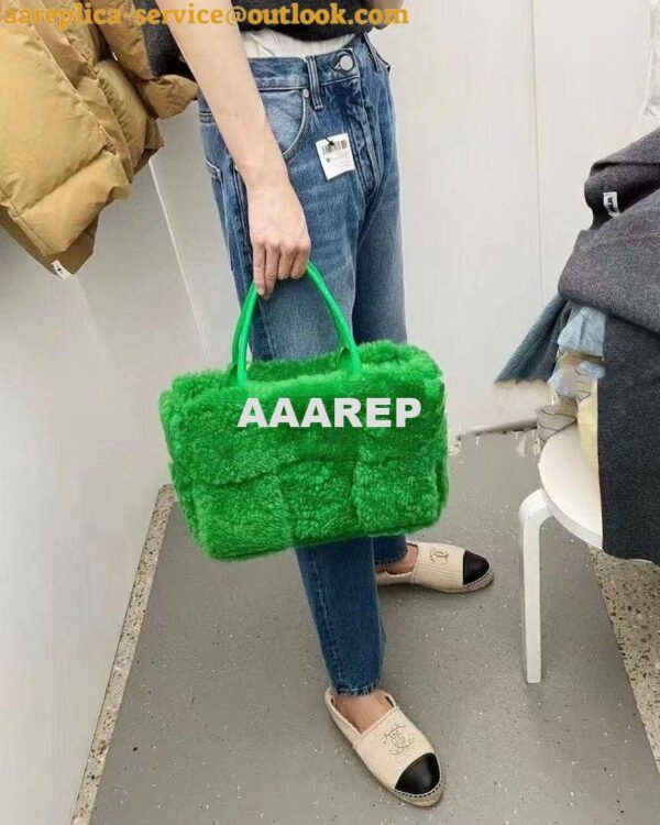 Replica Bottega Veneta BV 652867 Arco Tote Intreccio shearling Green 2