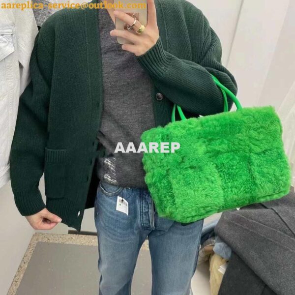 Replica Bottega Veneta BV 652867 Arco Tote Intreccio shearling Green 3