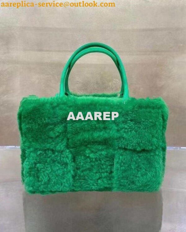 Replica Bottega Veneta BV 652867 Arco Tote Intreccio shearling Green 7