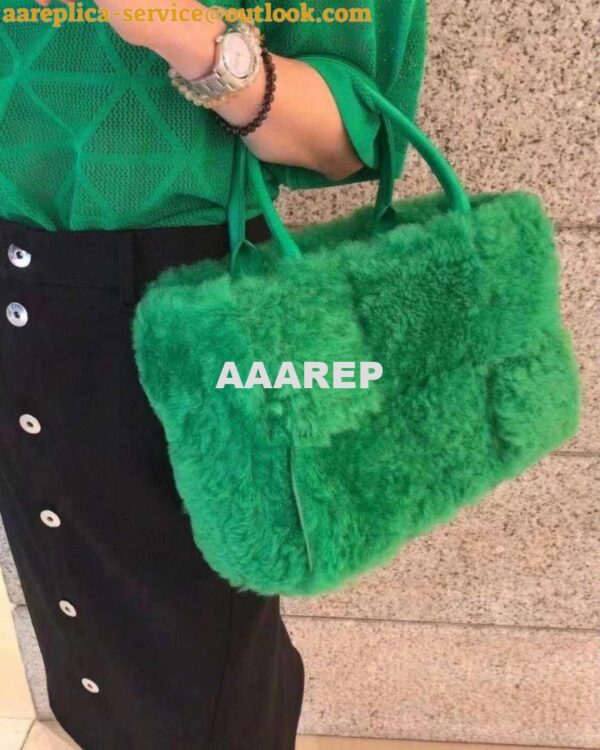 Replica Bottega Veneta BV 652867 Arco Tote Intreccio shearling Green 9