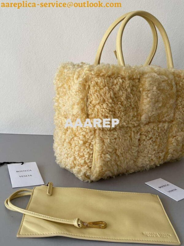 Replica Bottega Veneta BV 652867 Arco Tote Intreccio shearling Light Yellow 5