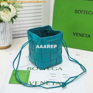 Replica Bottega Veneta BV 680218 Small Cassette Cross-Body Bucket Blue