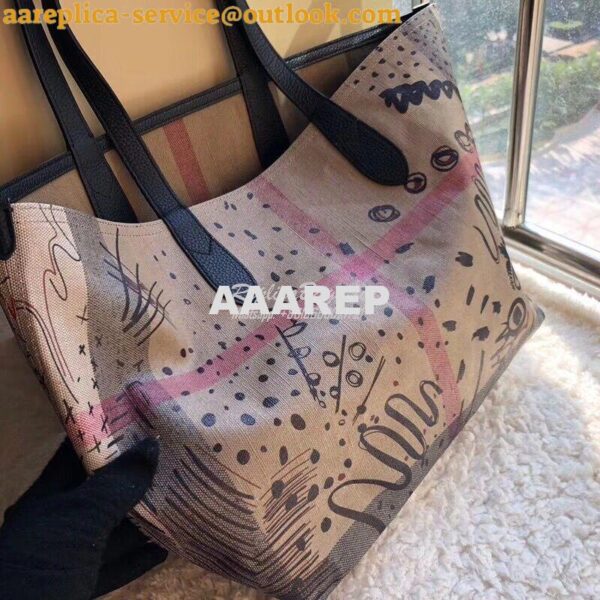 Replica Burberry The Medium Reversible Doodle Tote Classic Check 3