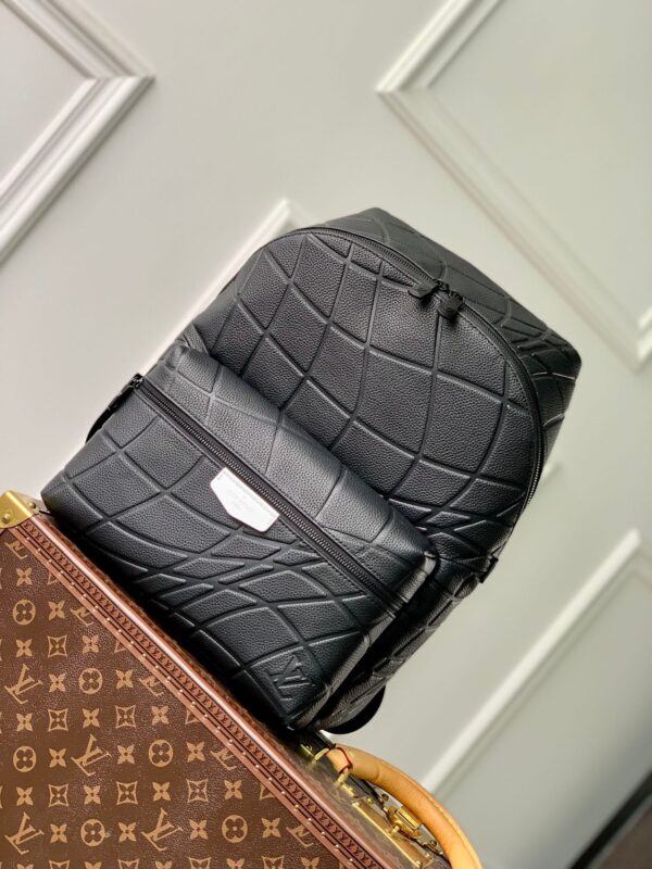 Replica Louis Vuitton Discovery Backpack LV M21391 4