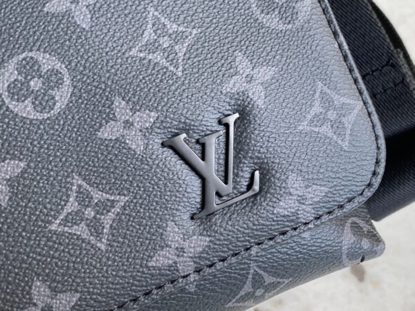 Replica Louis Vuitton DISTRICT PM LV M45272 4