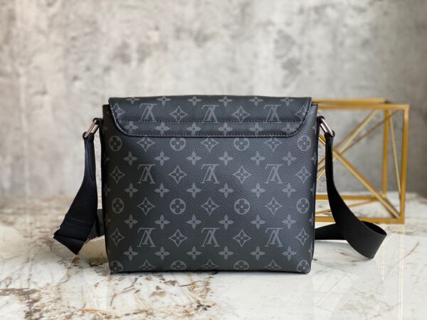 Replica Louis Vuitton DISTRICT PM LV M45272 7