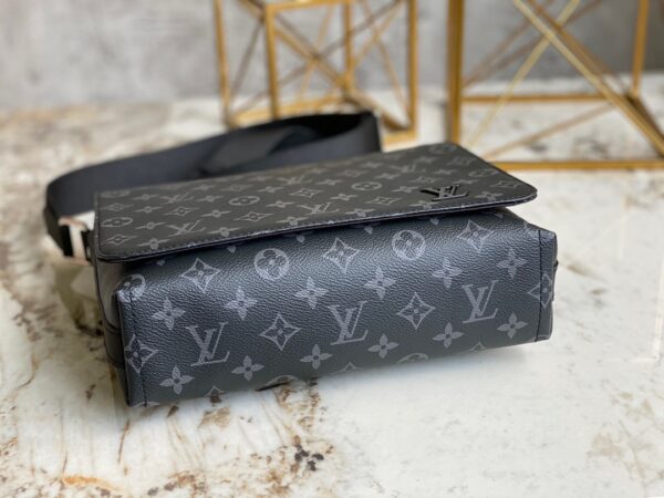 Replica Louis Vuitton DISTRICT PM LV M45272 9