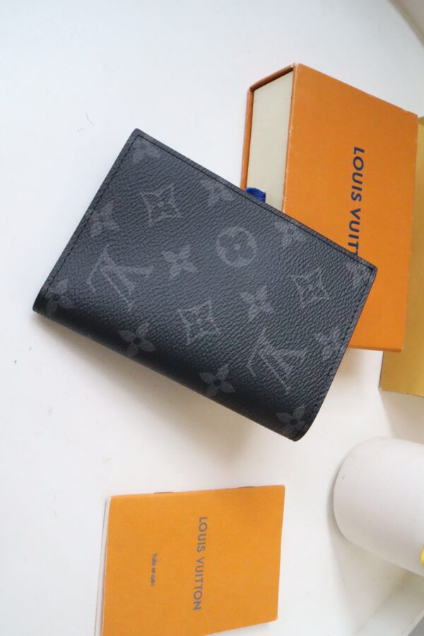 Replica Louis Vuitton PASSPORT COVER WALLET LV M64501 4