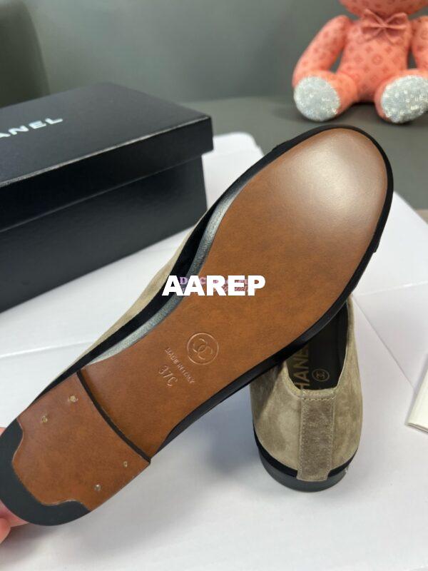 Replica Chanel 24SS Lambskin & Suede Loafers with Golden Wheat Sprig Logo G39318 Beige 14