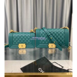Replica Chanel Medium Boy Handbag in Grained Calfskin with Matte Gold Hardware 67086 Peacock Green