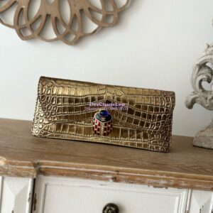 Replica Chanel Métiers d'Art 2018/19 Collection Gold Crocodile Embossed Scarab Clutch – Luxurious Ancient Egyptian Motif