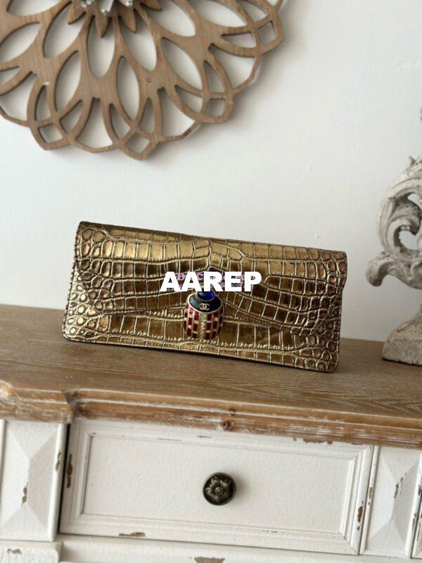 Replica Chanel Métiers d'Art 2018/19 Collection Gold Crocodile Embossed Scarab Clutch – Luxurious Ancient Egyptian Motif 3