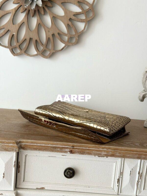 Replica Chanel Métiers d'Art 2018/19 Collection Gold Crocodile Embossed Scarab Clutch – Luxurious Ancient Egyptian Motif 5