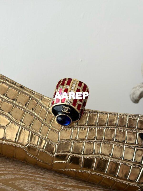 Replica Chanel Métiers d'Art 2018/19 Collection Gold Crocodile Embossed Scarab Clutch – Luxurious Ancient Egyptian Motif 8
