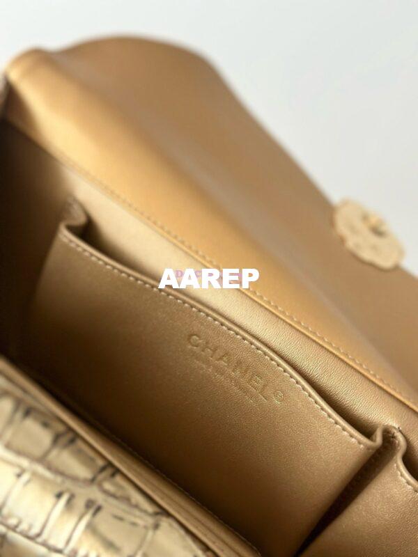 Replica Chanel Métiers d'Art 2018/19 Collection Gold Crocodile Embossed Scarab Clutch – Luxurious Ancient Egyptian Motif 11