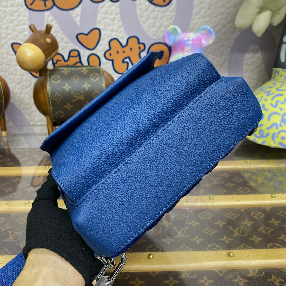 LV M23765 Louis Vuitton Pilot Slingbag Dark Blue - Image 5
