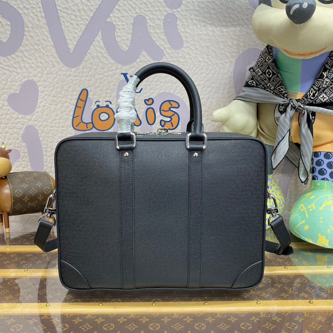LV M30967 Louis Vuitton Porte Documents Voyage GM Taïga Cowhide Leather Black - Image 3