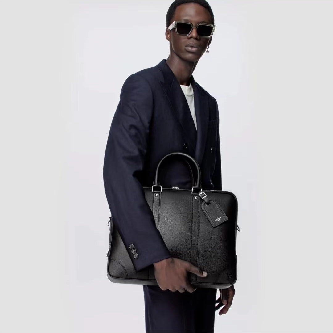 LV M30967 Louis Vuitton Porte Documents Voyage GM Taïga Cowhide Leather Black - Image 5
