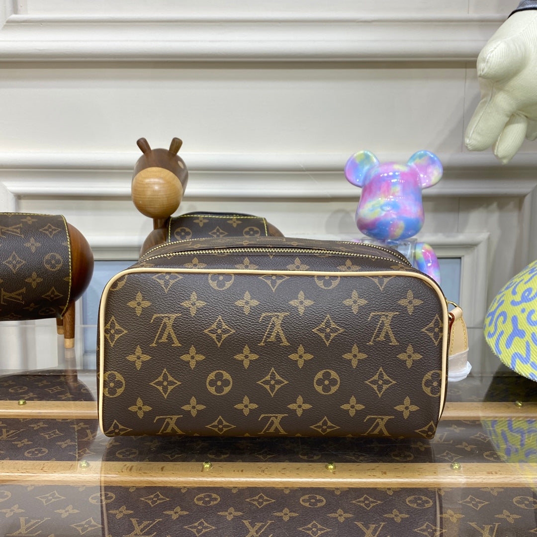 LV M44494 Louis Vuitton Dopp Kit Toilet Pouch Monogram Canvas - Image 3