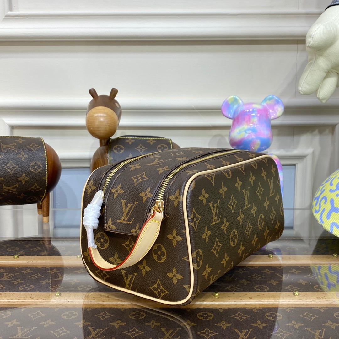 LV M44494 Louis Vuitton Dopp Kit Toilet Pouch Monogram Canvas - Image 4