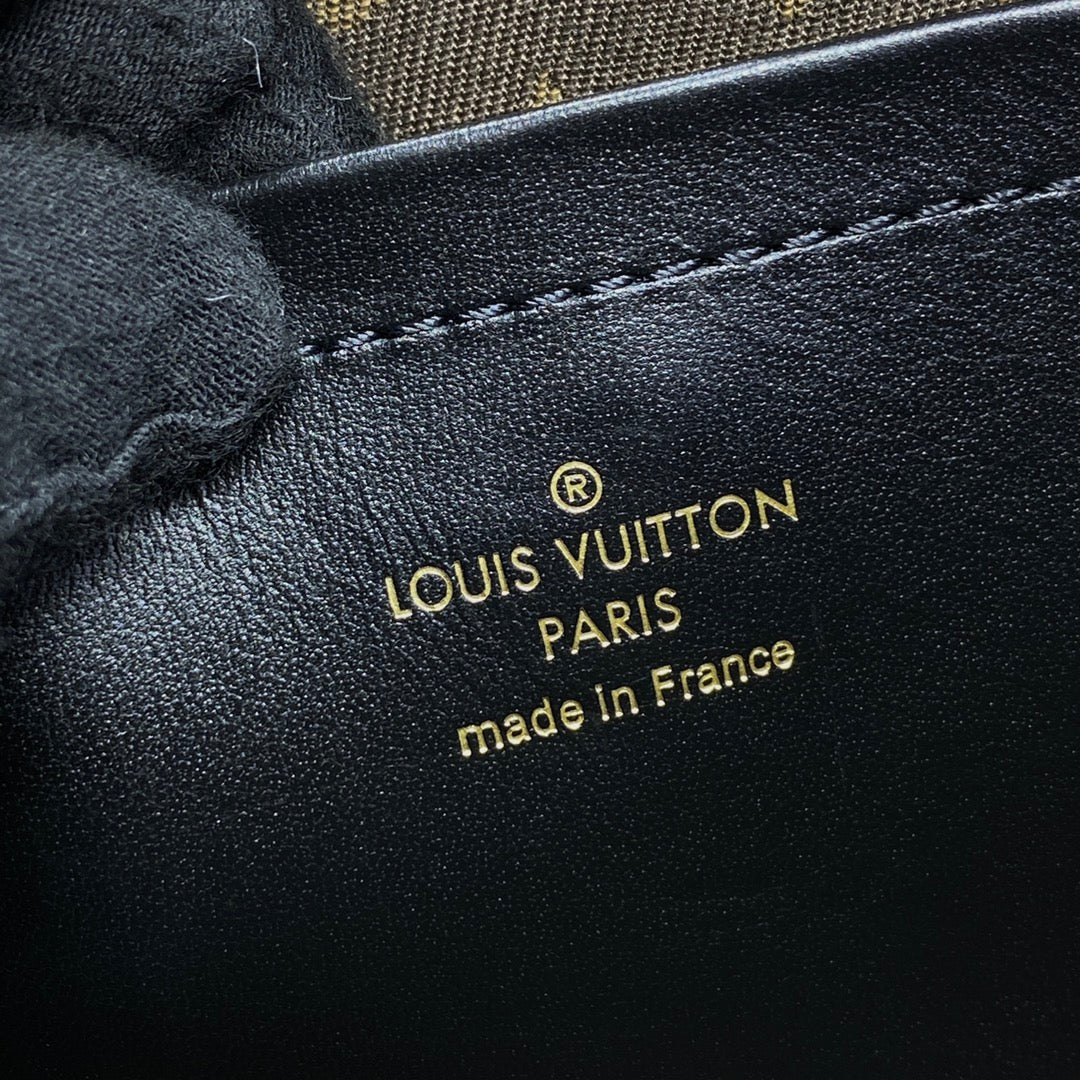LV M80450 Louis Vuitton Utility Crossbody Calfskin Leather Black - Image 11