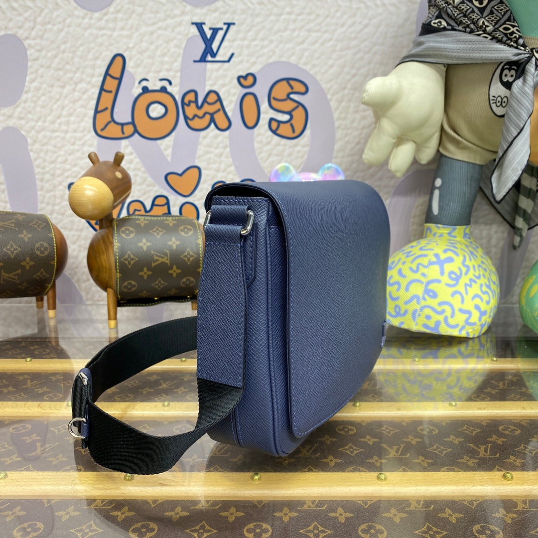 LV M30969 Louis Vuitton District PM Messenger Bag Taiga Midnight Blue - Image 4