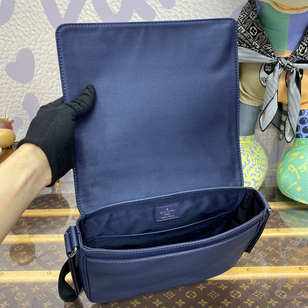 LV M30969 Louis Vuitton District PM Messenger Bag Taiga Midnight Blue - Image 6