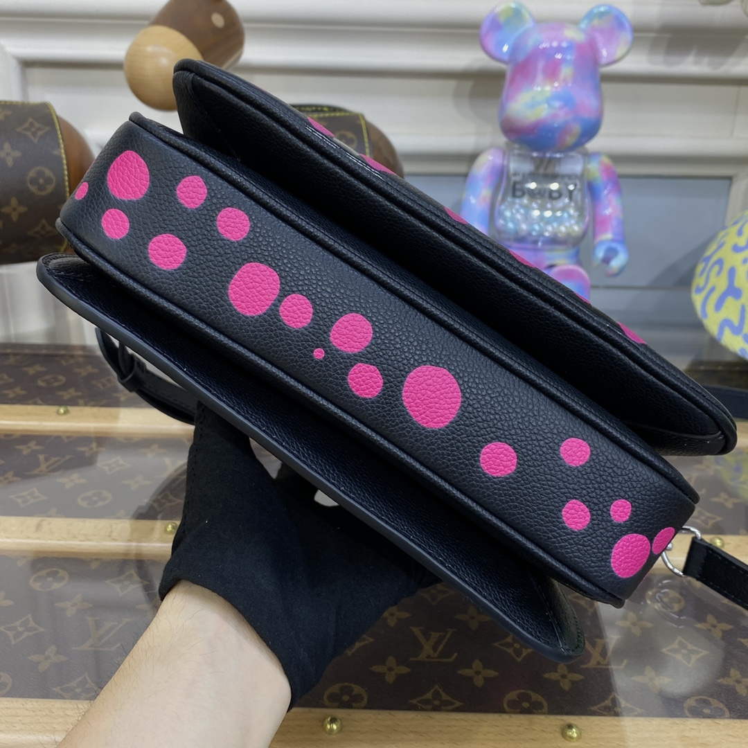 LV M46420 Louis Vuitton LV X YK Pochette Métis Black/Fuchsia - Image 4