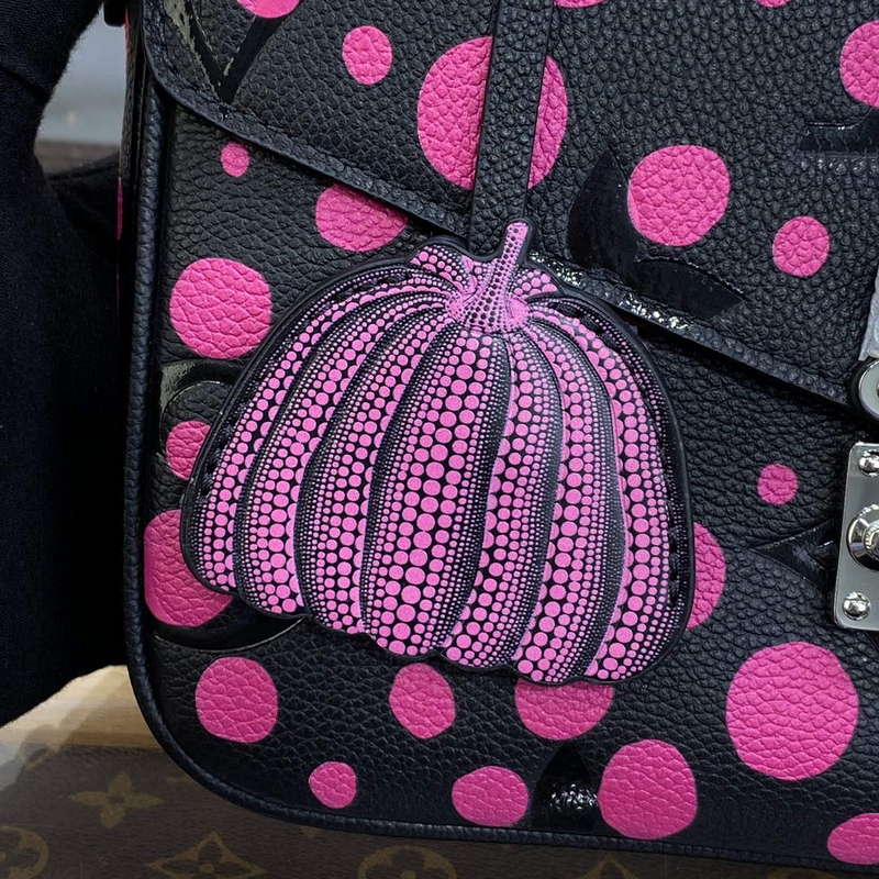 LV M46420 Louis Vuitton LV X YK Pochette Métis Black/Fuchsia - Image 5