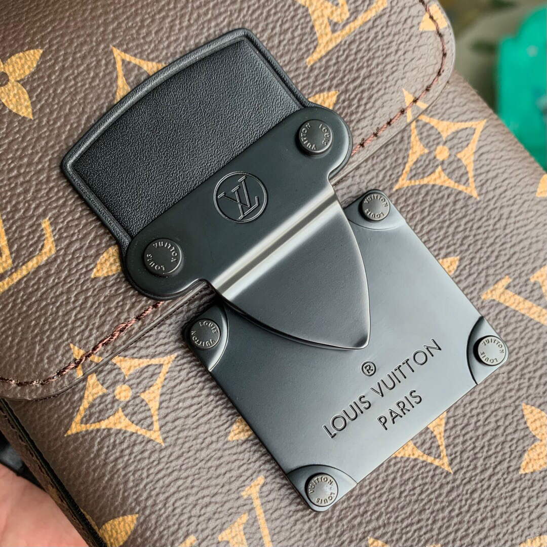 LV M81522 Louis Vuitton S-LOCK Vertical Wearable Wallet Black - Image 6