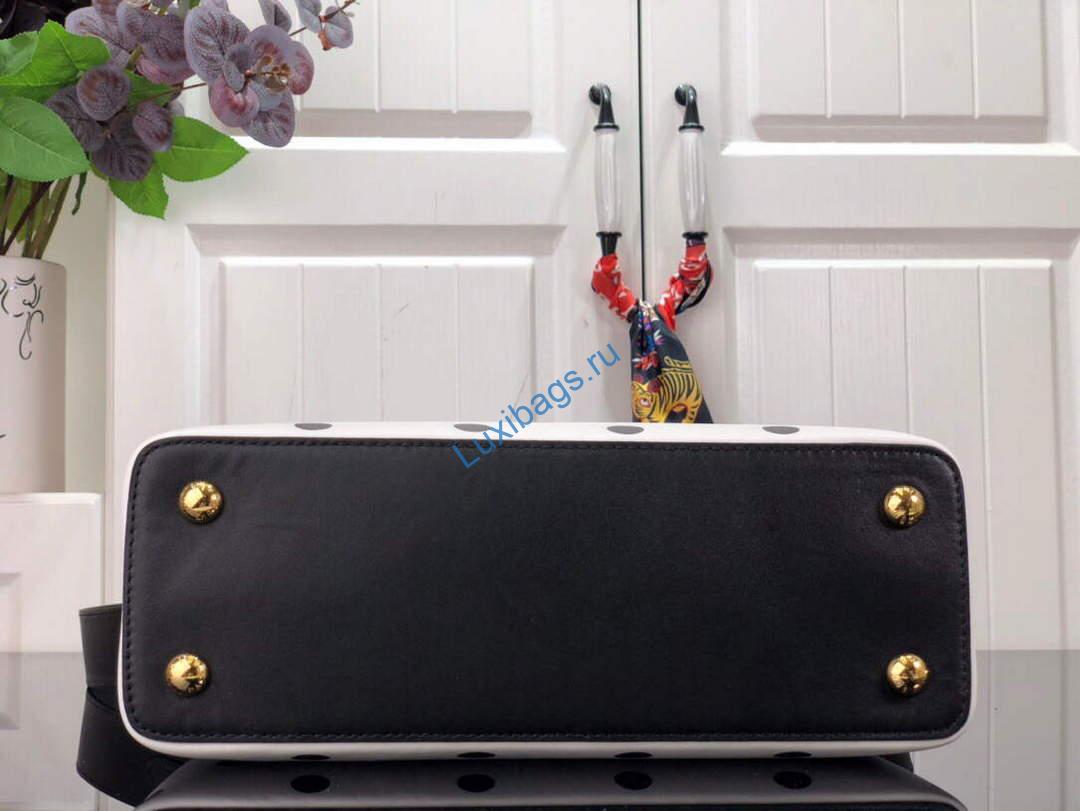 LV M20373 Louis Vuitton Capucines MM Handbag - Image 4