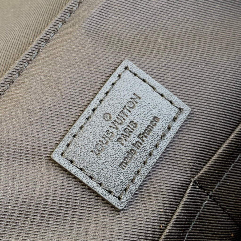LV M45911 Louis Vuitton Saumur Messenger Black - Image 8