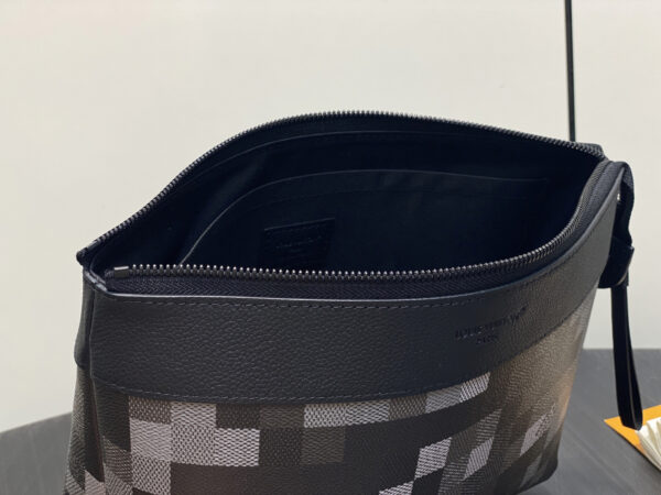 Replica Louis Vuitton LV Pochette Voyage Souple M14926 4