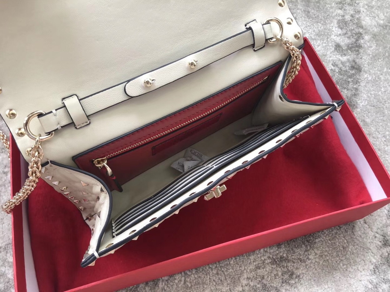 Valentino Rockstud Spike Crossbody Clutch Bag In White Lambskin - Image 4