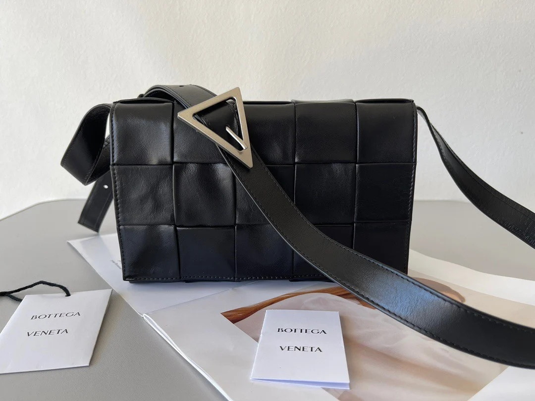 Bottega Veneta Cassette Bag In Black Wrinkled Intreccio Calfskin - Image 4