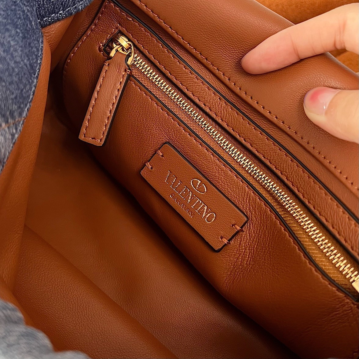Valentino Roman Stud Medium Chain Bag In Denim - Image 7