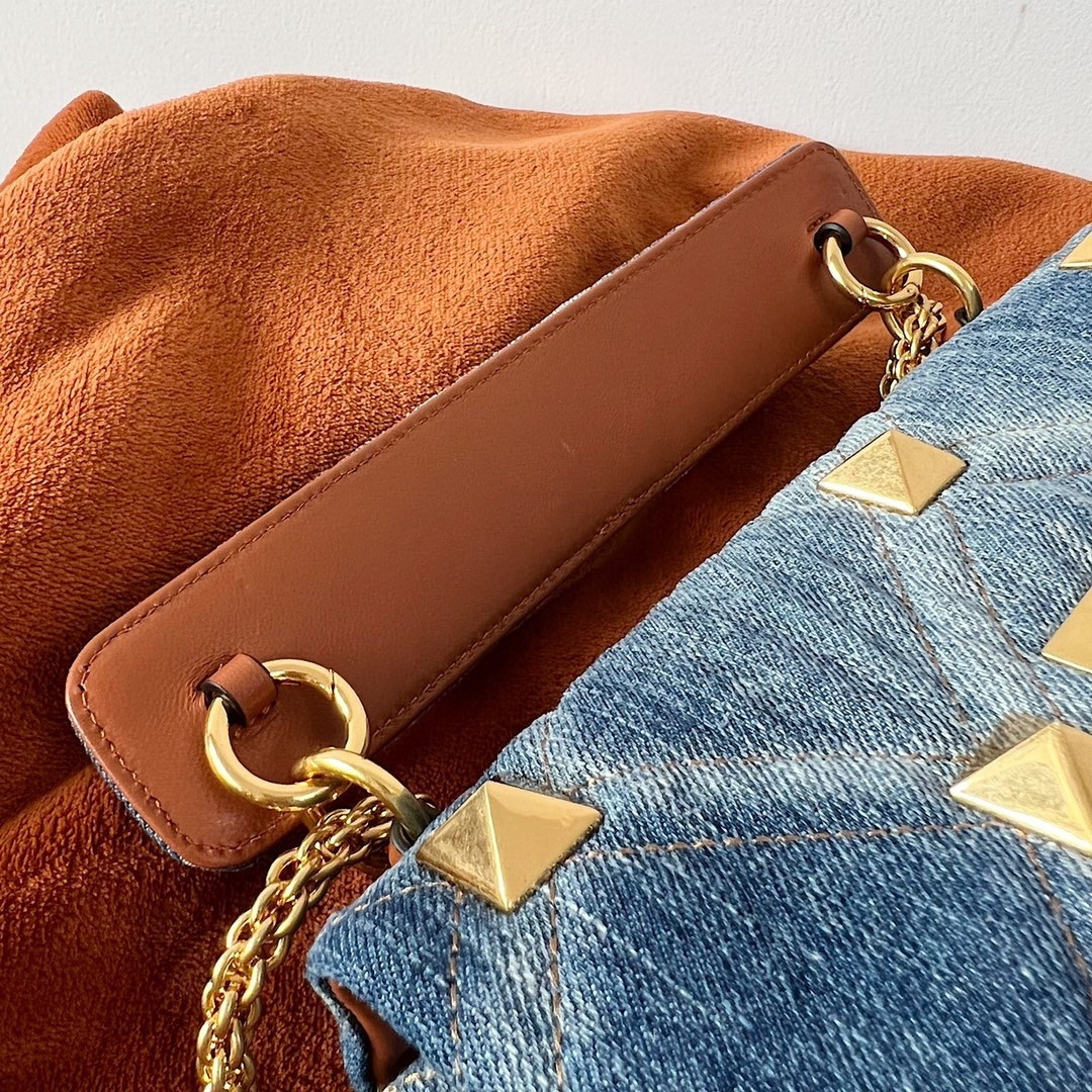 Valentino Roman Stud Medium Chain Bag In Denim - Image 9
