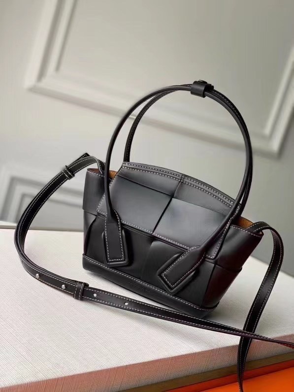 Bottega Veneta Arco Mini Bag In Black Intrecciato Calfskin - Image 2